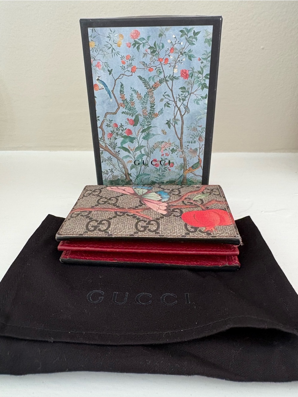 Gucci Floral GG Supreme Card Holder in Beige and Red